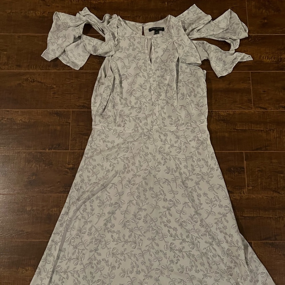 Grey dress with shoulder cutout sleeves